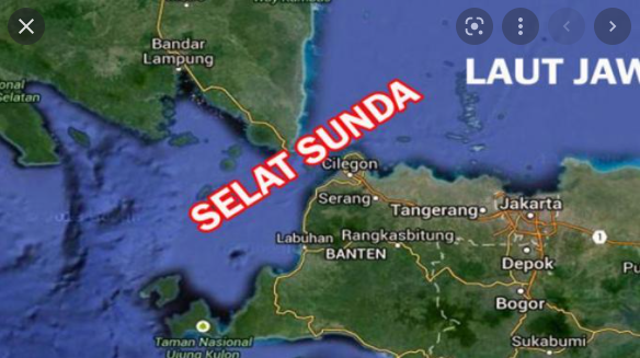 Pulau sumatra dan jawa dihubungkan oleh wilayah perairan. perairan tersebut juga menghubungkan laut jawa dan samudra hindia. perairan yang dimaksud adalah