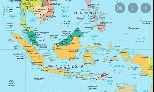 Selain terletak diantara 2 benua dan 2 samudra wilayah indonesia berbatasan dengan negara lain didaratan sebutkan