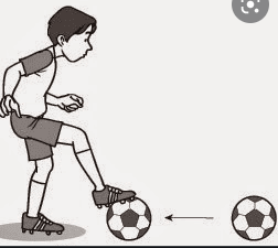 Posisi badan yang benar saat menahan bola dengan telapak kaki adalah